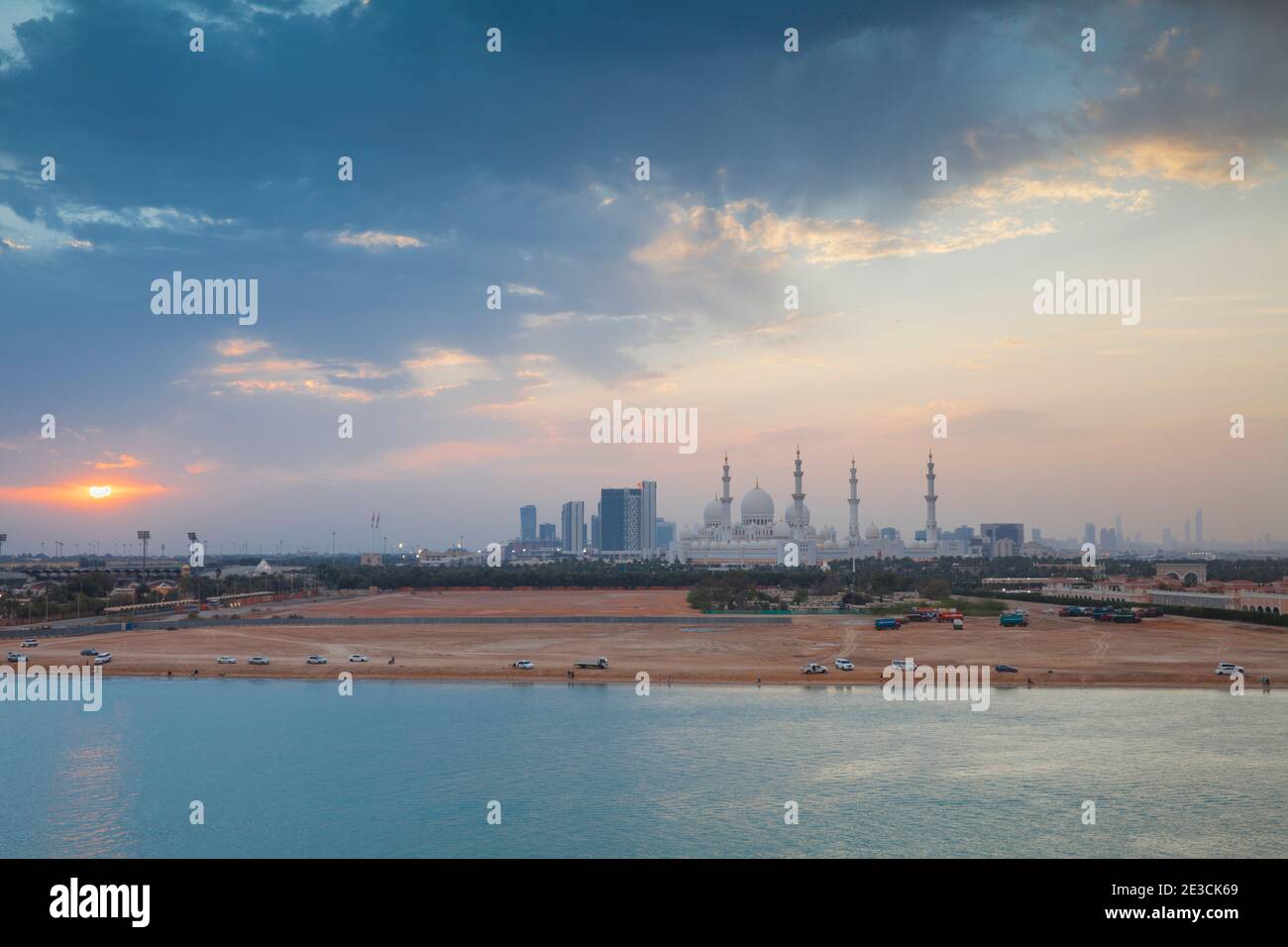 Vereinigte Arabische Emirate, Abu Dhabi, Blick auf die große Moschee von Sheikh Zayed Stockfoto