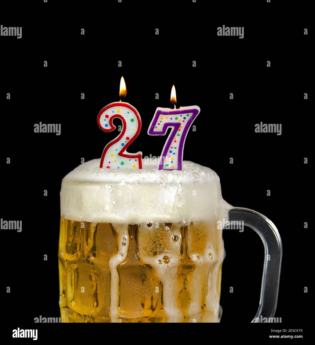 Nummer 27 Kerzen im Bierkrug für Geburtstagsfeier isoliert Auf Schwarz Stockfoto