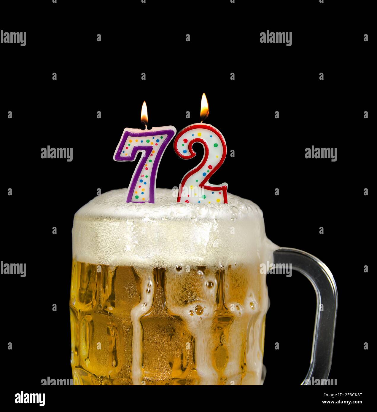 Nummer 72 Kerzen im Bierkrug für Geburtstagsfeier isoliert Auf Schwarz Stockfoto