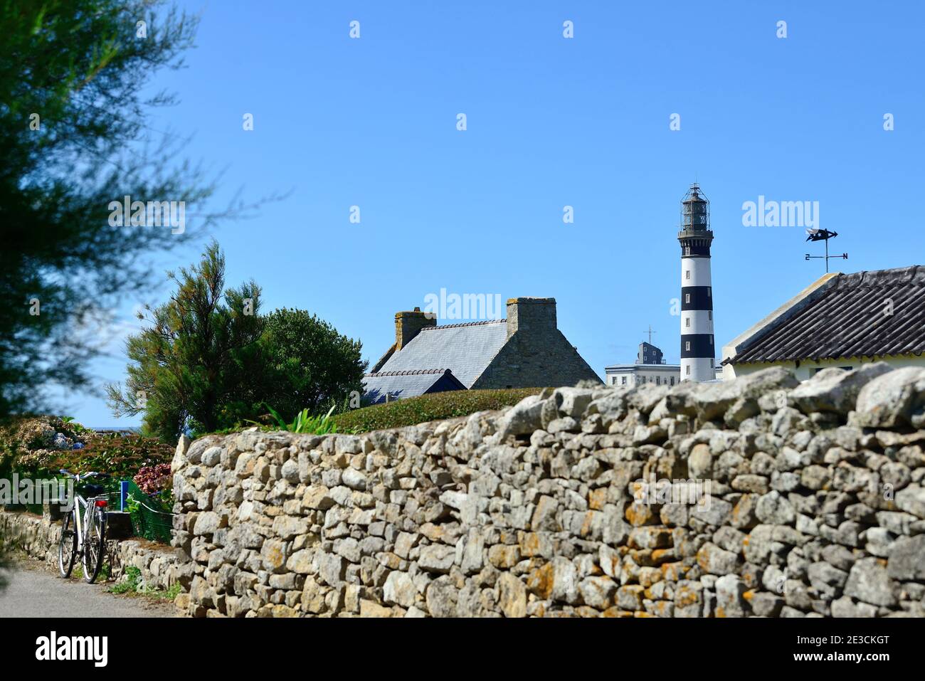 Ile d'Ouessant, Insel Ushant (vor den Küsten der Bretagne, im Nordwesten Frankreichs): Der Leuchtturm von Creac’h und eine Steinmauer Stockfoto