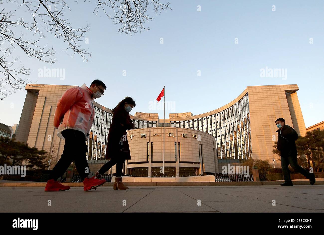 Peking, China. Januar 2021. Am Montag, den 18. Januar 2021, wandern die Chinesen an der chinesischen Volksbank, der Zentralbank des Landes, vorbei. Die zweitgrößte Volkswirtschaft der Welt wuchs 2.3 um 2020%, die langsamste seit Jahrzehnten, zeigte aber eine langsame Erholung, obwohl der Rest der Welt von der Coronavirus-Pandemie aufgehalten wurde. Foto von Stephen Shaver/UPI Kredit: UPI/Alamy Live Nachrichten Stockfoto