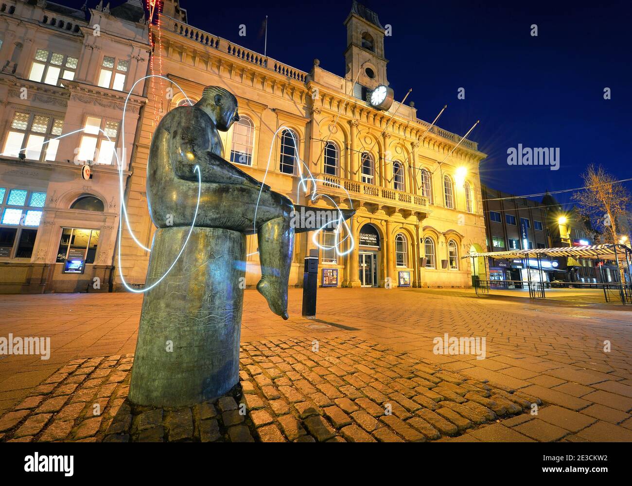 Eine lange Exposition des Loughborough Town Hall und der Socke Man Statue Stockfoto