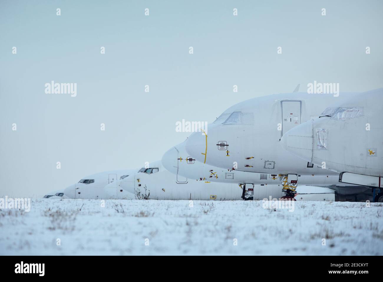 Geerdete Flugzeuge in Reihe am Flughafen. Eines der Symbole der globalen Coronavirus-Krise. Stockfoto