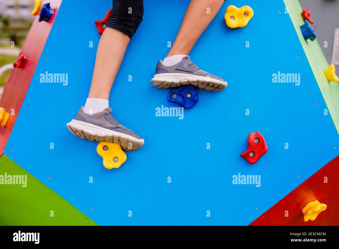 Ein Teenager-Mädchen in Sportuniform üben auf dem Spielplatz bei warmem Wetter. Stockfoto