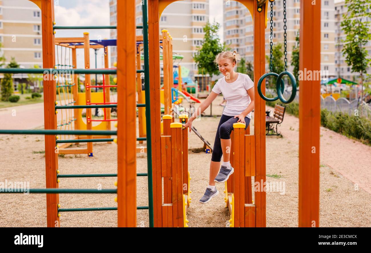 Ein Teenager-Mädchen in Sportuniform üben auf dem Spielplatz bei warmem Wetter. Stockfoto