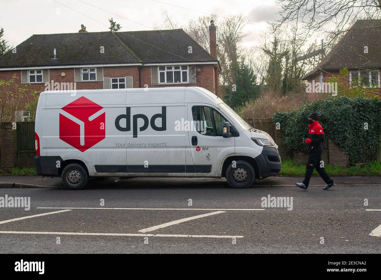 Taplow, Maidenhead, Berkshire, Großbritannien. Januar 2021. Ein DPD Zustellfahrer am Sonntag bei der Arbeit. Während der Covid-19-Pandemie haben die Lieferungen nach Hause stark zugenommen. Quelle: Maureen McLean/Alamy Stockfoto