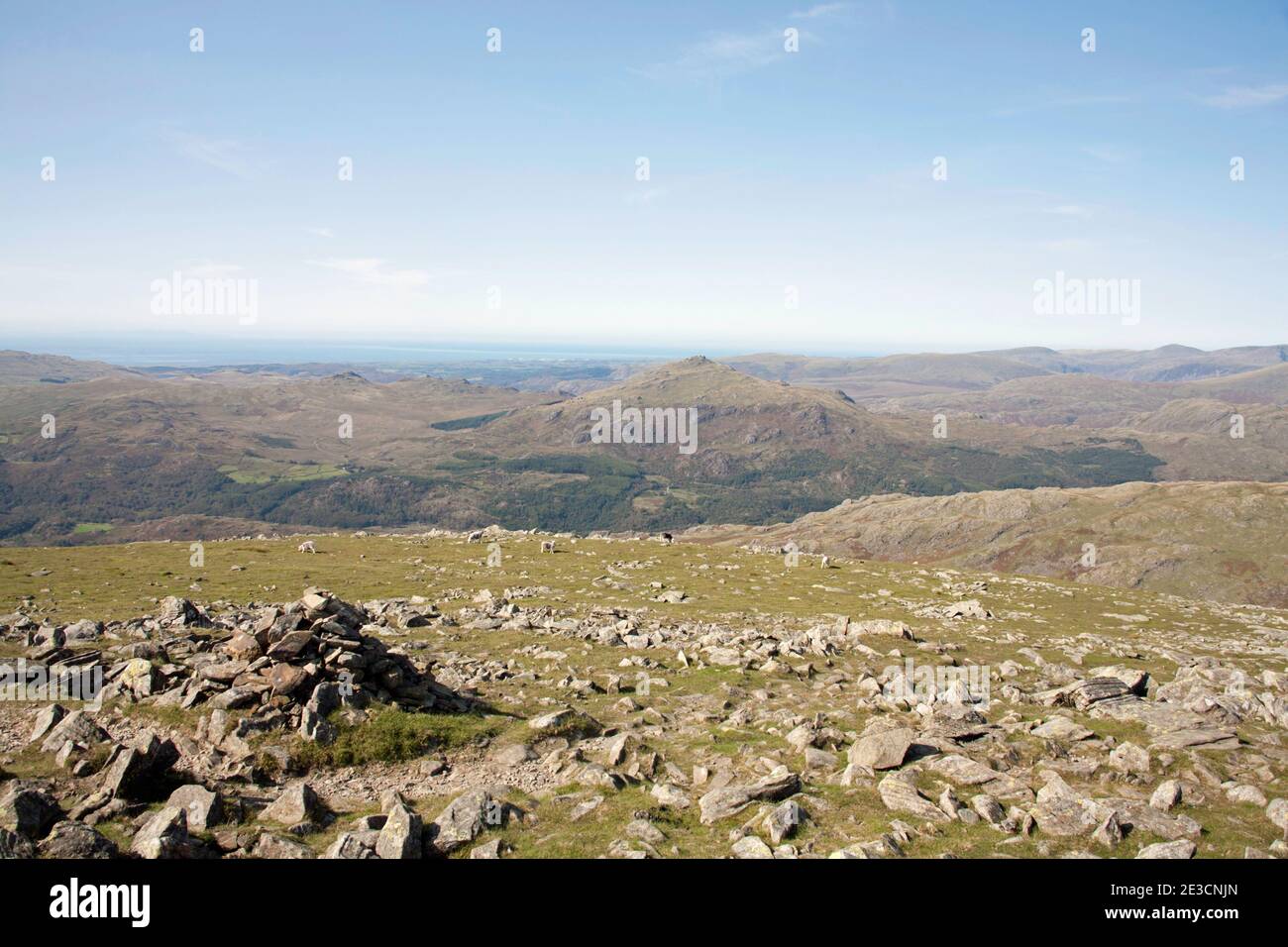 Grauer Mönch vom Gipfel des Dow Crag Coniston aus gesehen Lake District Cumbria England Stockfoto