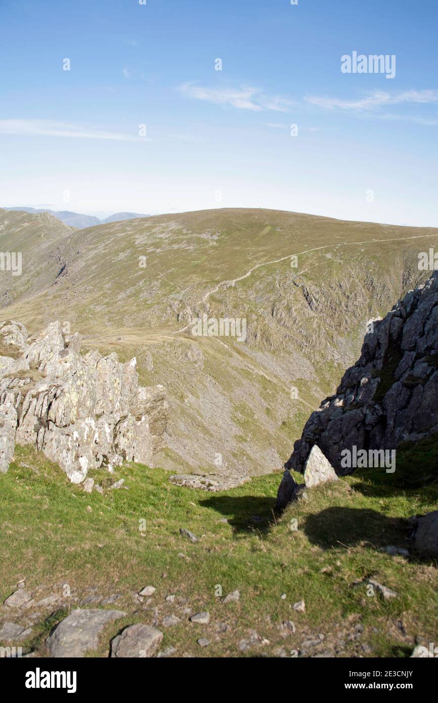 Der Weg zum Gipfel des Alten Mannes von Coniston von Dow Crag über Goat's Hawse und Goat's Water Coniston Lake District Cumbria England Stockfoto