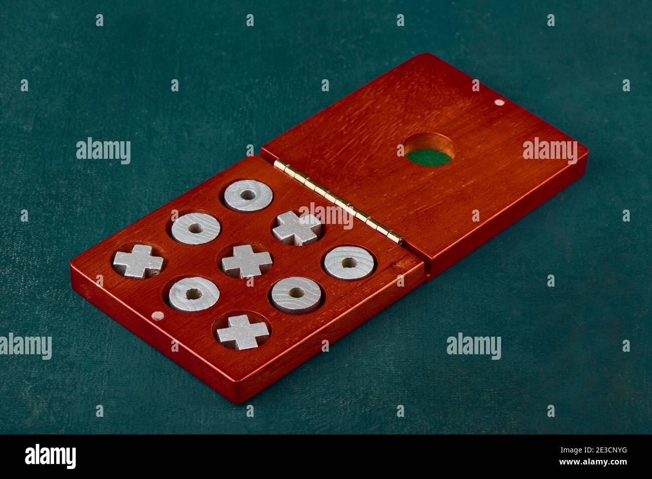 Spiel von Tic Tac Toe oder Nullen und Kreuze in Eine Holzkiste auf grünem Hintergrund Stockfoto