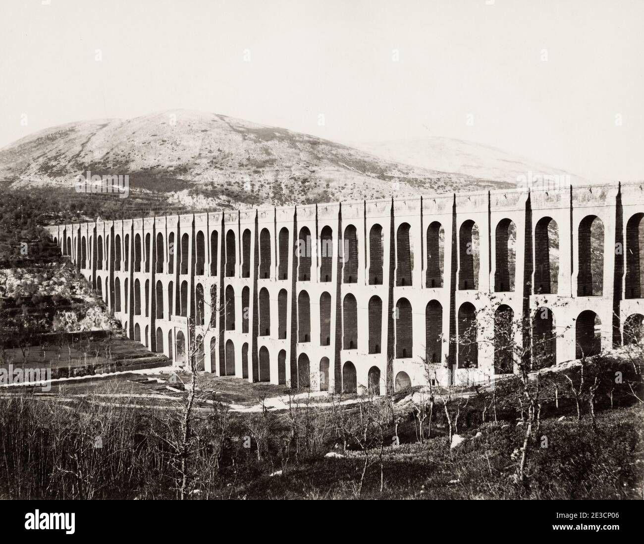 Vintage 19. Jahrhundert Foto: Das Aquädukt von Vanvitelli oder Caroline Aquädukt ist ein Aquädukt gebaut, um die Reggia di Caserta und die San Leucio Komplex zu versorgen, durch Wasser am Fuße des Taburno, aus den Quellen des Fizzo, im Gebiet von Bucciano, Die er entlang einer kurvenreichen 38 km langen Strecke führt, Italien. Stockfoto