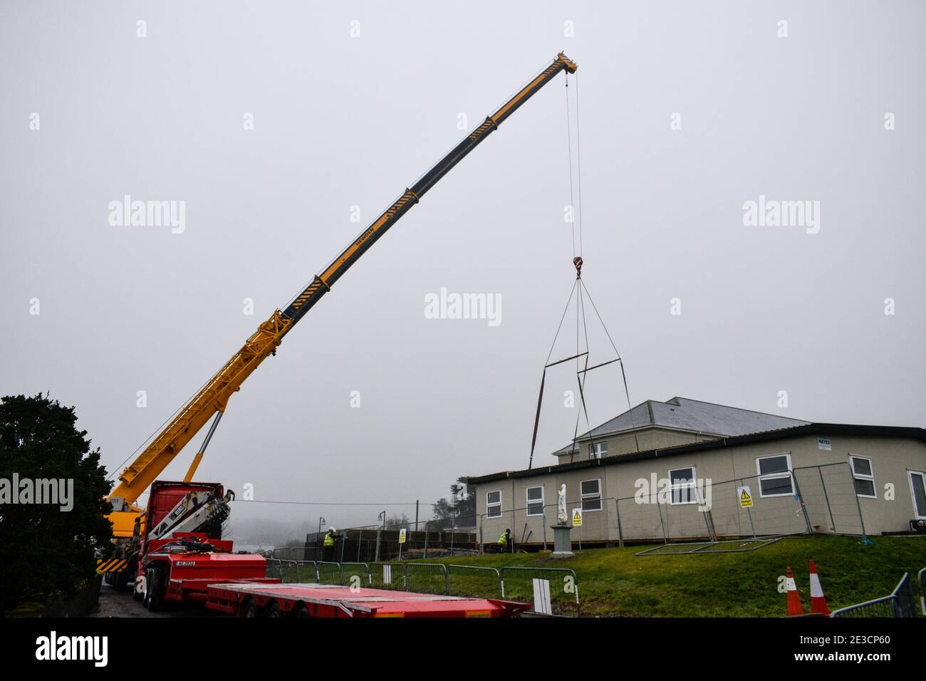 Bantry, West Cork, Irland. Januar 2021. Temporäre Büros außerhalb des Bantry General Hospital platziert, um soziale Distanzierung zu verbessern. Kredit: Karlis Dzjamko/Alamy Live Nachrichten Stockfoto