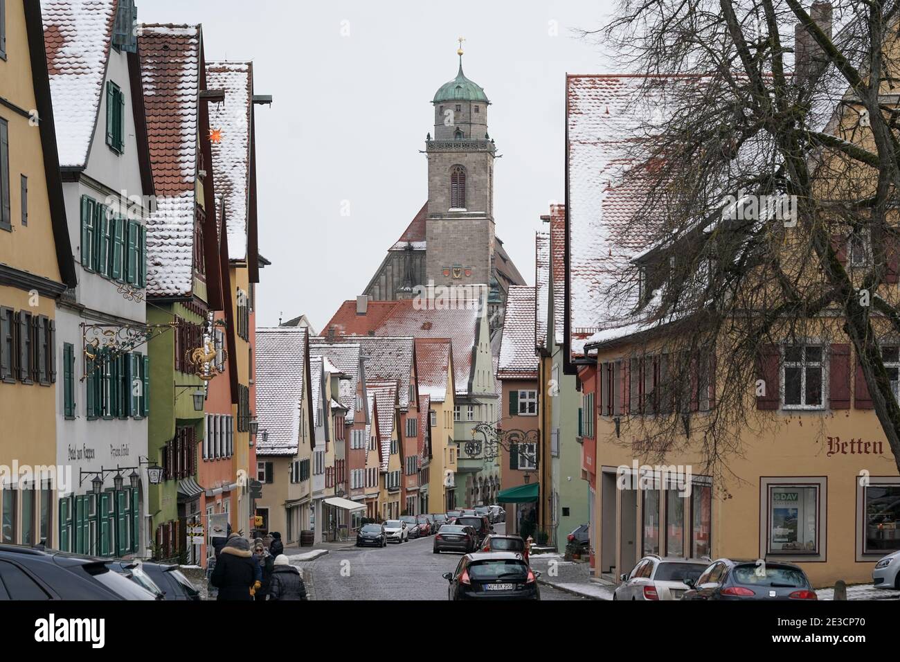 15. Januar 2021, Bayern, Dinkelsbühl: Panoramablick auf die katholische Pfarrkirche Münster St. Georg durch die Segringer Straße in der Altstadt von Dinkelsbühl. Foto: Peter Endig/dpa-Zentralbild/ZB Stockfoto