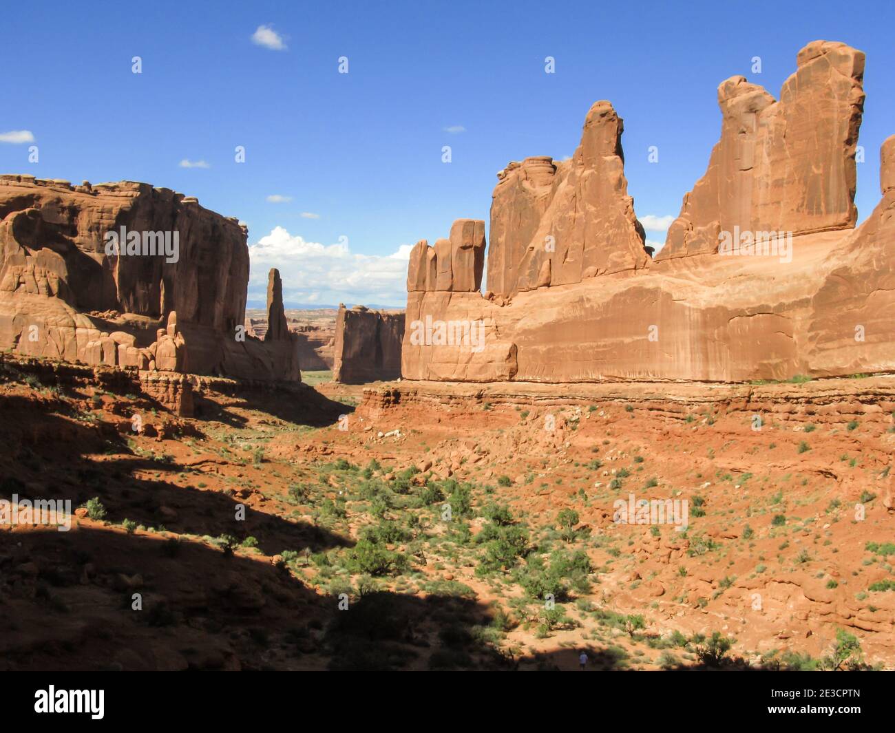 Die hoch aufragenden, rötlich gefärbten Klippen der Park Avenue im Archers National Park, Utah. Dieser Teil des Parks sah aus, als würde man eine Straße hinunter laufen Stockfoto