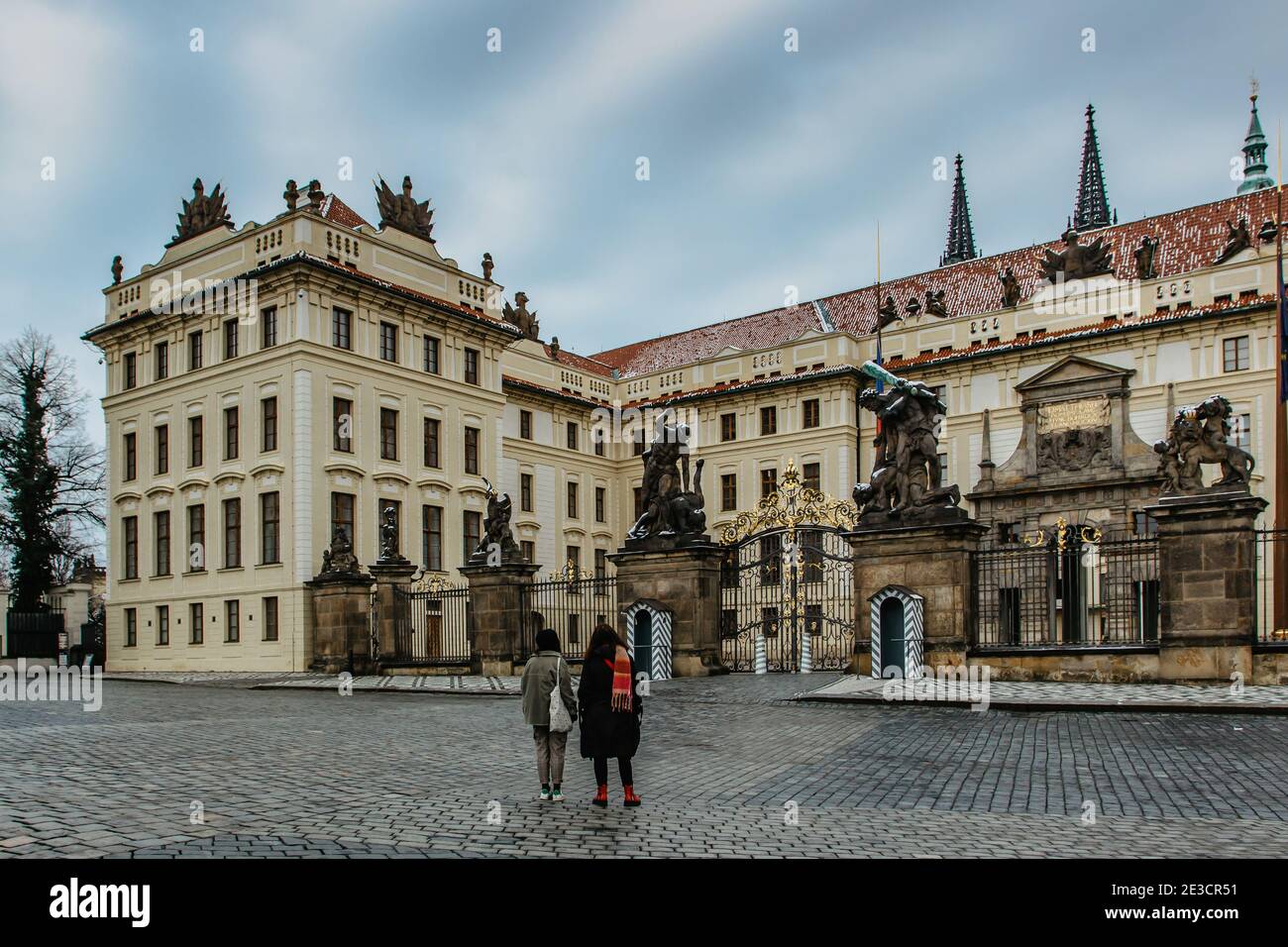 Leere Stadt Prag, Tschechische Republik. Keine Touristen, keine Besichtigungen während COVID 19 Pandemie im Januar 2021.Prager Burg ohne Menschen und Wachen.Amazi Stockfoto