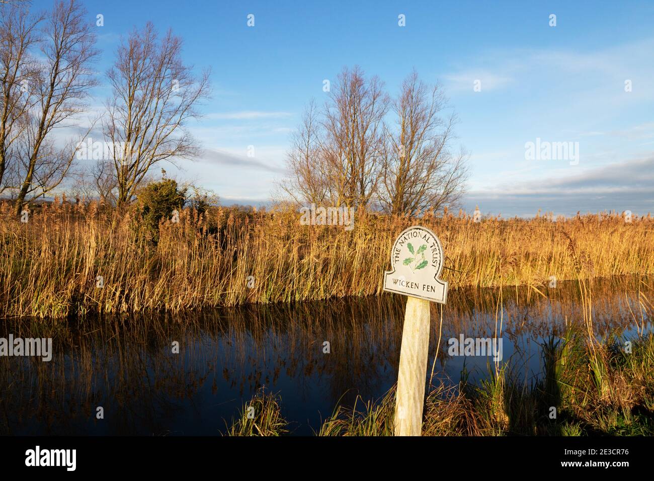 Wicken Fen; National Trust Schild am Eingang zu Wicken Fen von Burwell Fen, East Anglia, Cambridgeshire UK Stockfoto