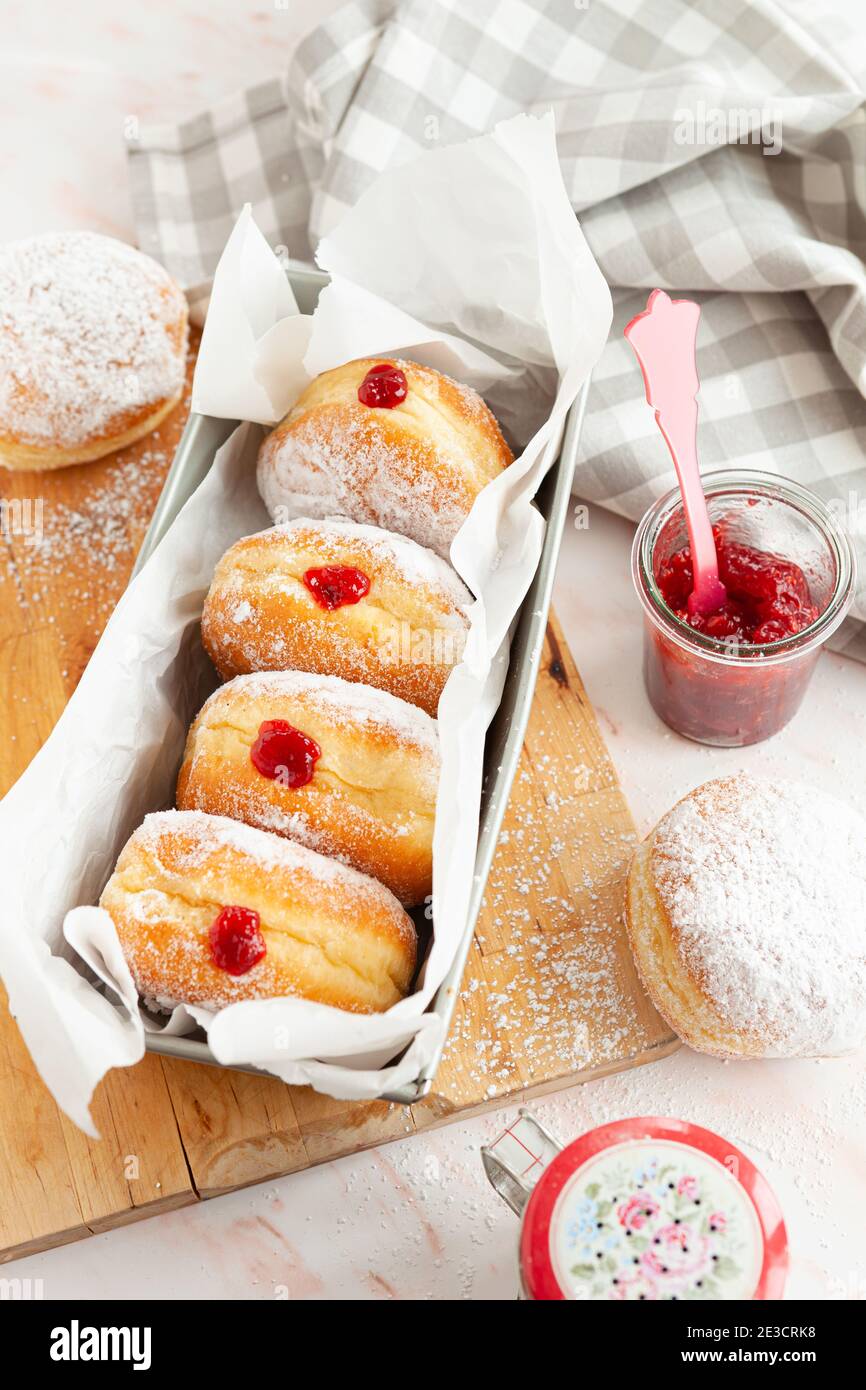 Leckere deutsche Donuts gefüllt mit Marmelade und Puderzucker Stockfoto