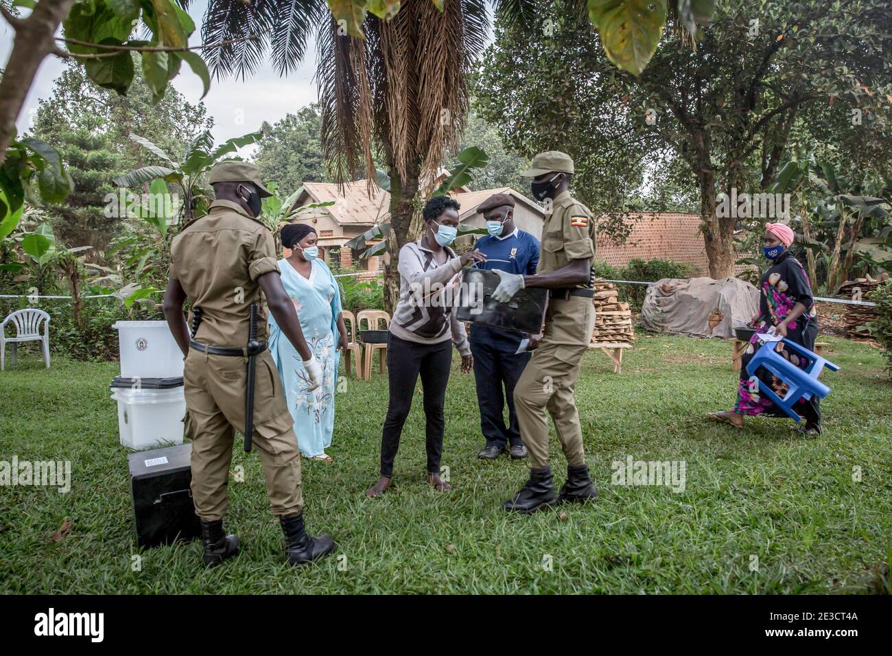 Kampala, Uganda. Januar 2021. Ein Soldat trägt eine Kiste Wahlzettel, als in Magere, am Rande der Hauptstadt Kampala, Umfragen eröffnet werden. Die Wahlen in Uganda am 14. Januar 2021 waren die angespanntesten seit Jahrzehnten. Kredit: SOPA Images Limited/Alamy Live Nachrichten Stockfoto