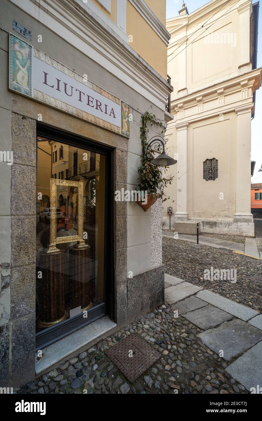 Ein Schaufenster einer Geigenbauwerkstatt im historischen Zentrum von Cremona, Italien Stockfoto