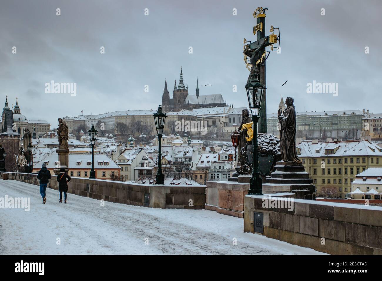 Postkarte Ansicht der Prager Burg von der Karlsbrücke, Tschechische republik.berühmte touristische Destination.Prag Winterpanorama.Snowy Tag in der Stadt.Amazing Stockfoto