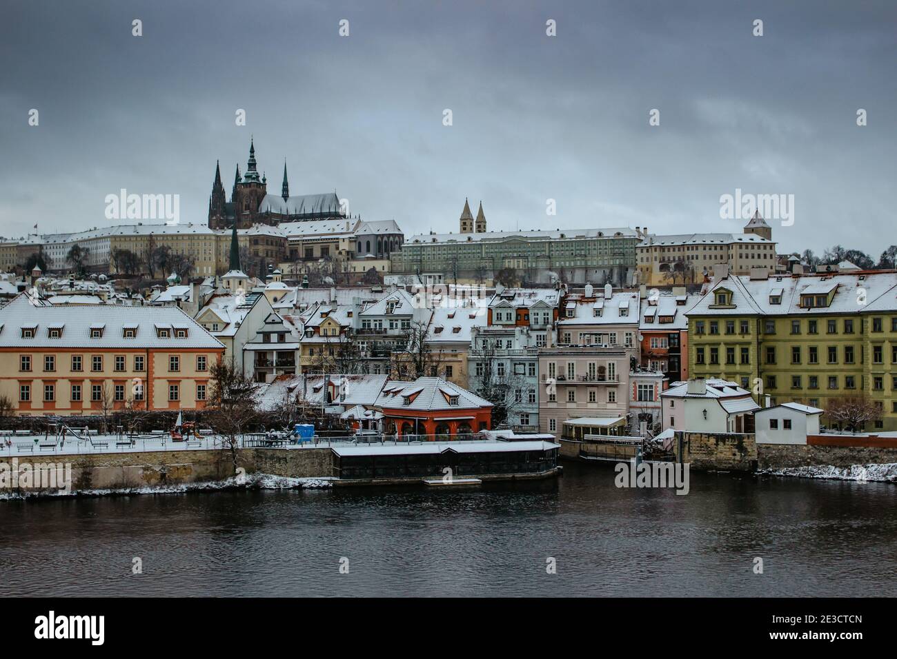 Postkarte Ansicht der Prager Burg von der Karlsbrücke, Tschechische republik.berühmte touristische Destination.Prag Winterpanorama.Snowy Tag in der Stadt.Amazing EUR Stockfoto