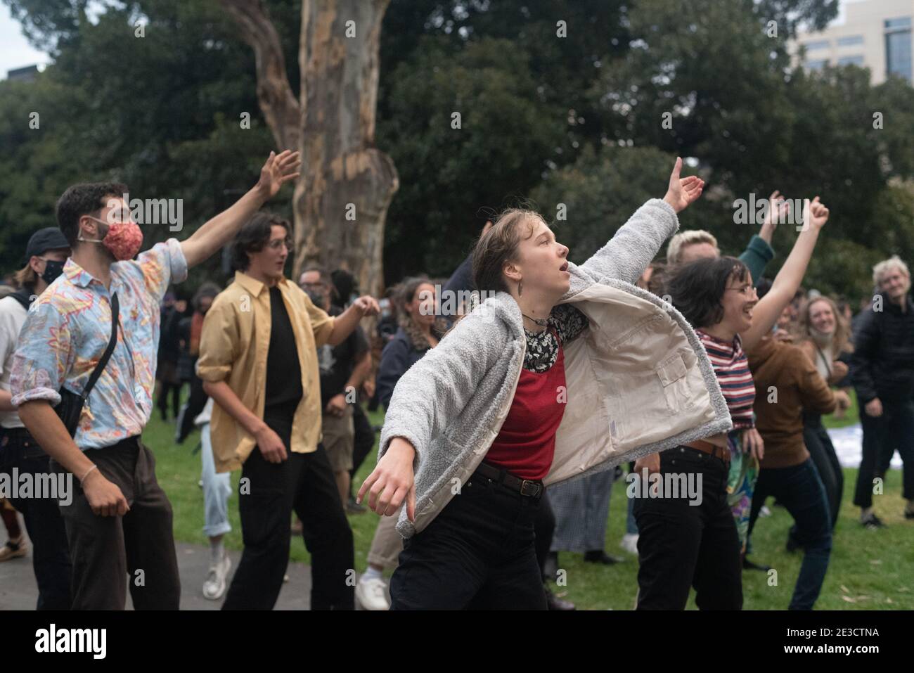 Melbourne, Victoria. 16. Januar 2021. Befreit die Refugees Block Party. Demonstranten mit guter Stimmung tanzen synchron. Jay Kogler/Alamy Live News Stockfoto