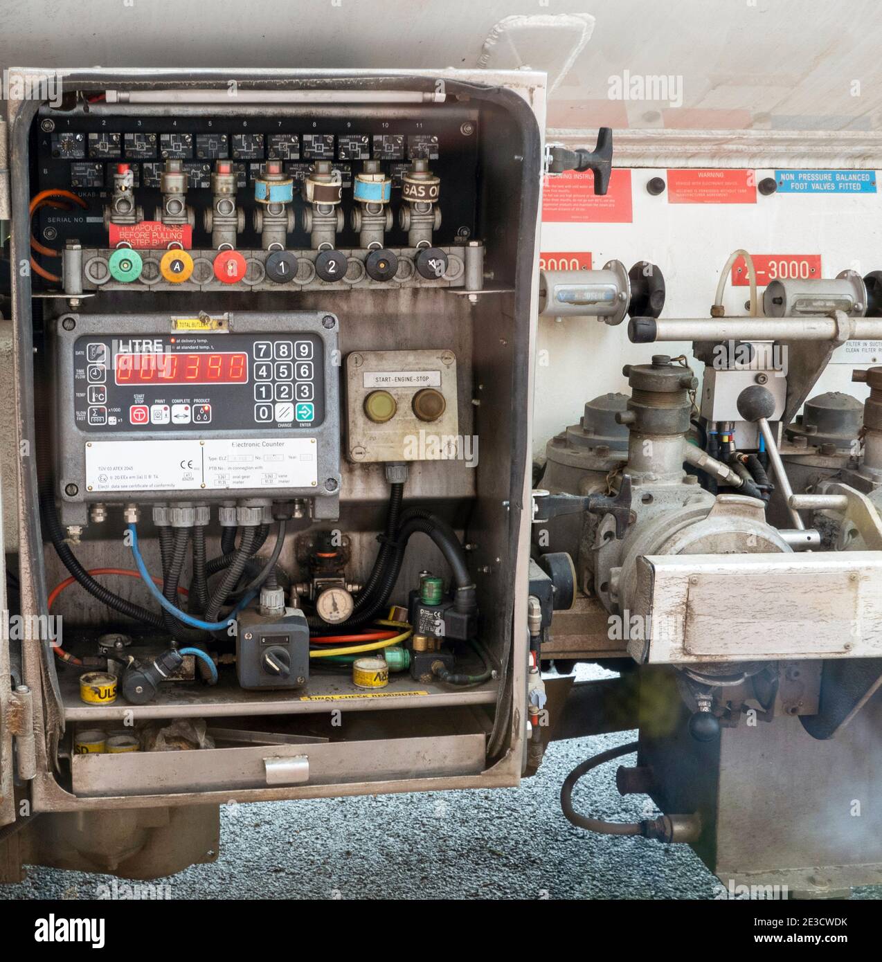 England, Großbritannien. 2021. Elektronische Zählung von gelieferten Heizöl auf Außenöl Lieferwagen. Stockfoto