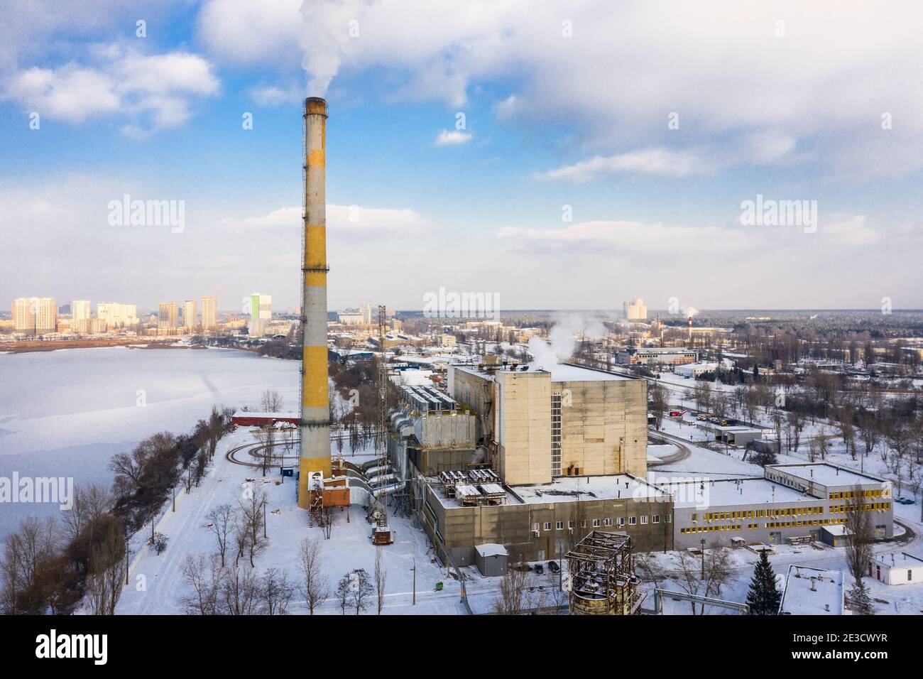 Müllverbrennungsanlage mit Rauchschornstein im Winter. Das Problem der Umweltverschmutzung durch Fabriken Luftbild Stockfoto