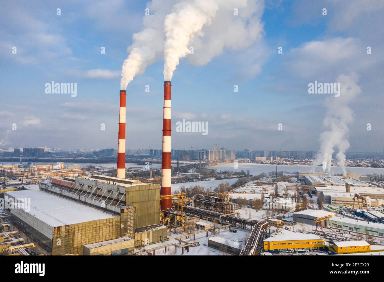 Müllverbrennungsanlage in der Großstadt am Winterpanorama. Stockfoto