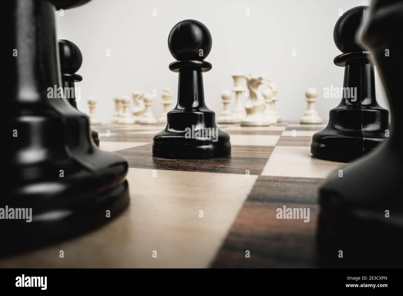 Macro photo of chess pieces on a chess board Stockfoto