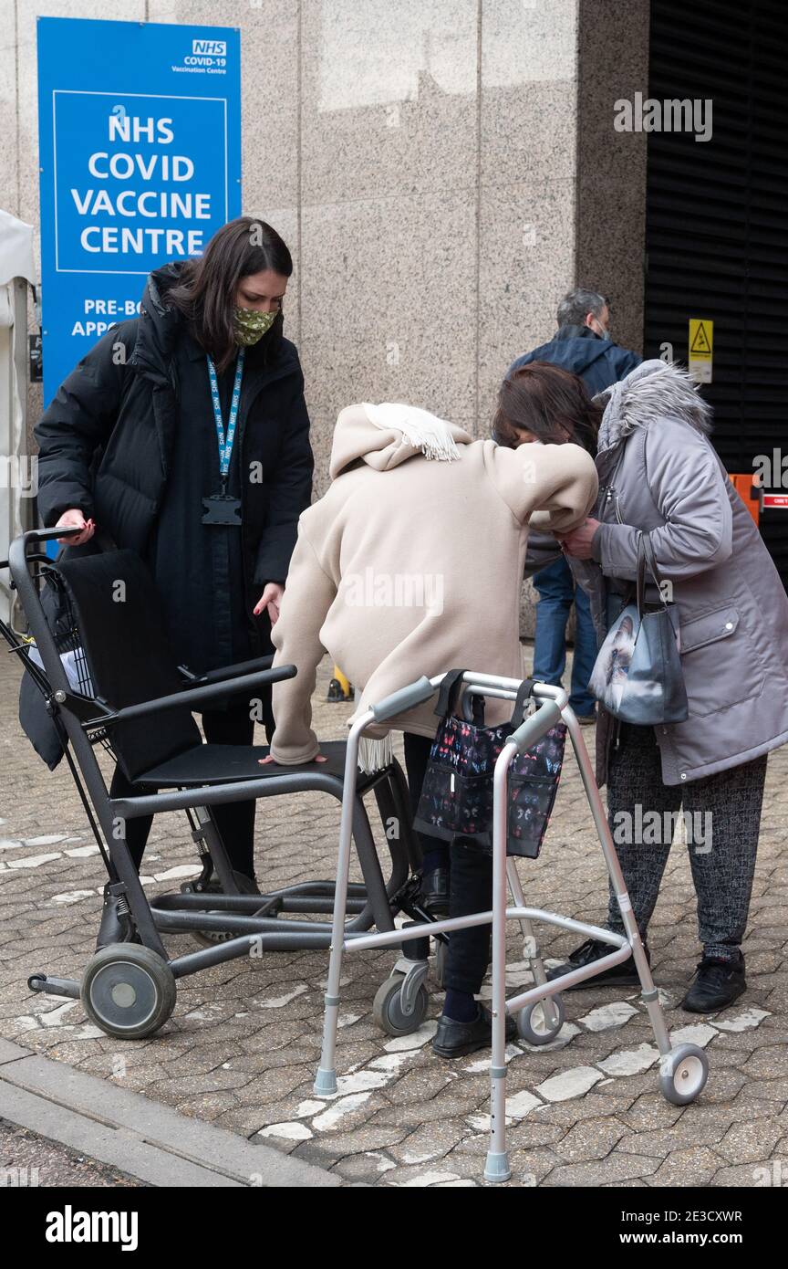 18. Januar 2021. London, Großbritannien. Ältere Mitglieder der Pubic kommen in ein neues COVID-19 Impfzentrum in Wembley, North West London. 10 neue große Impfzentren eröffnen heute, um das britische Impfprogramm zu unterstützen. Foto von Ray Tang. Stockfoto