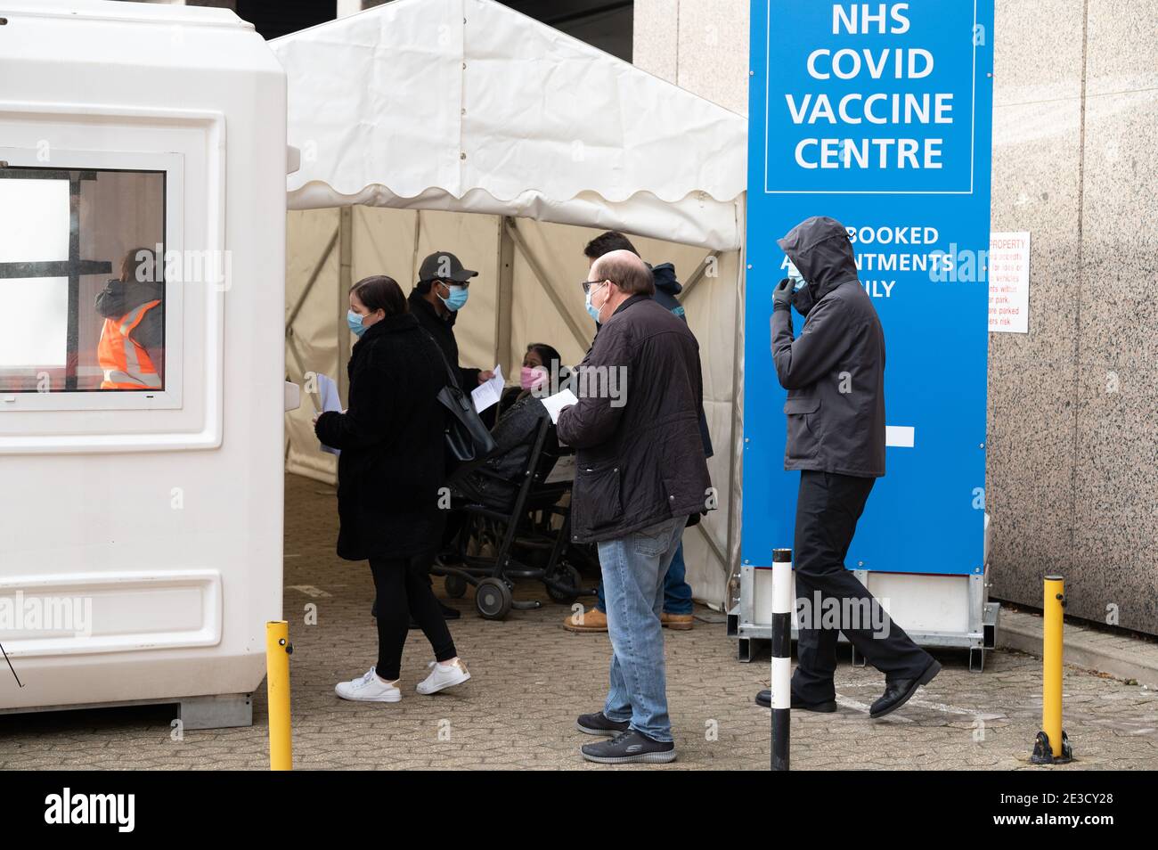 18. Januar 2021. London, Großbritannien. Ältere Mitglieder der Pubic kommen in ein neues COVID-19 Impfzentrum in Wembley, North West London. 10 neue große Impfzentren eröffnen heute, um das britische Impfprogramm zu unterstützen. Foto von Ray Tang. Stockfoto