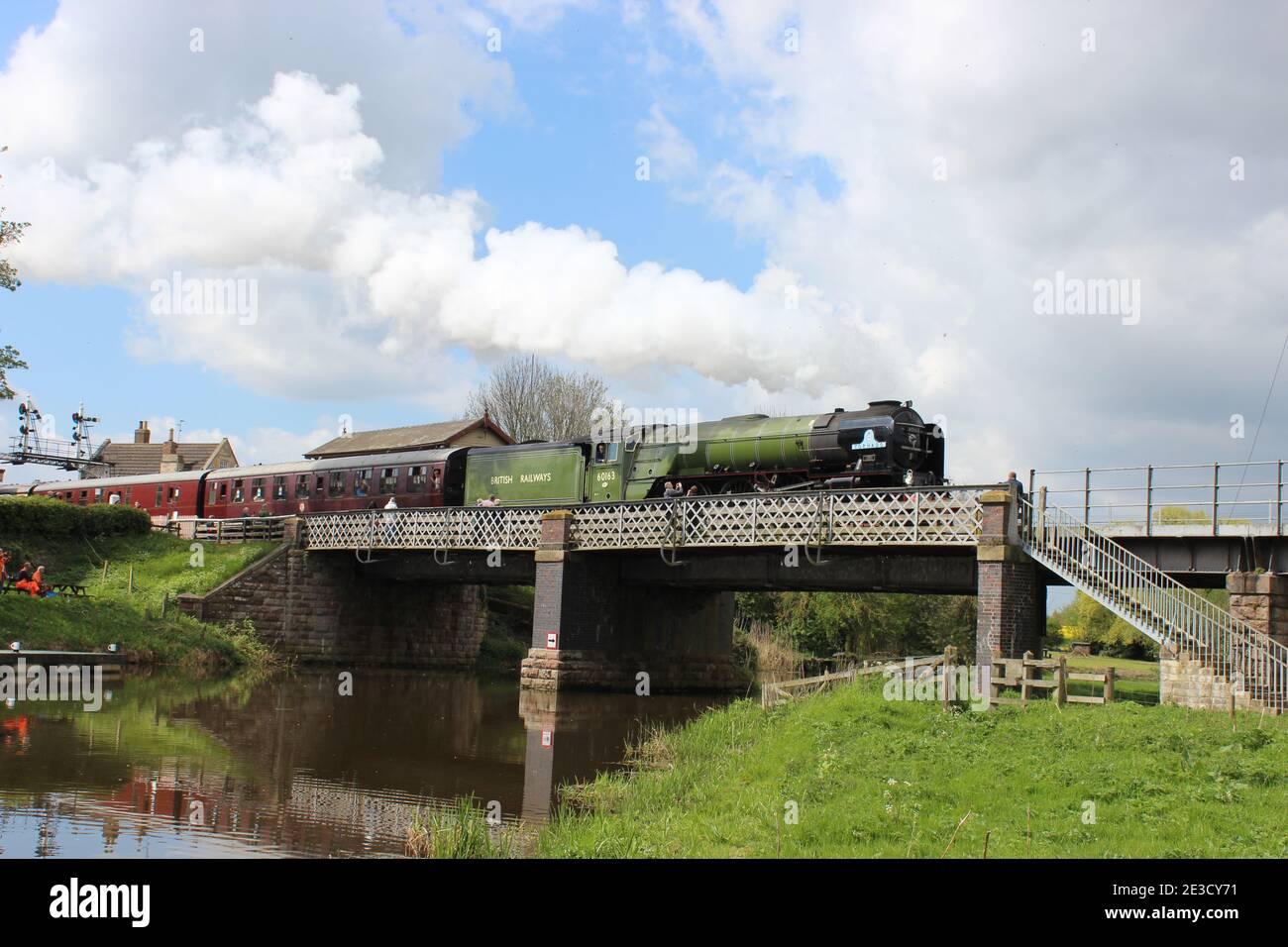 Peppercorn A1 Klasse 60163 Tornado fährt von der Wansford Station an der Nene Valley Railway ab und fährt über die Flussbrücke. Stockfoto