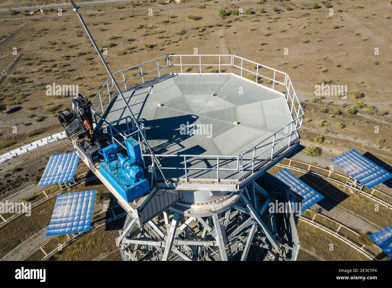 Drohnen-Luftaufnahme des Plataforma Solar de Almería Centre Für die Forschung zur Nutzung der Sonnenenergie Stockfoto