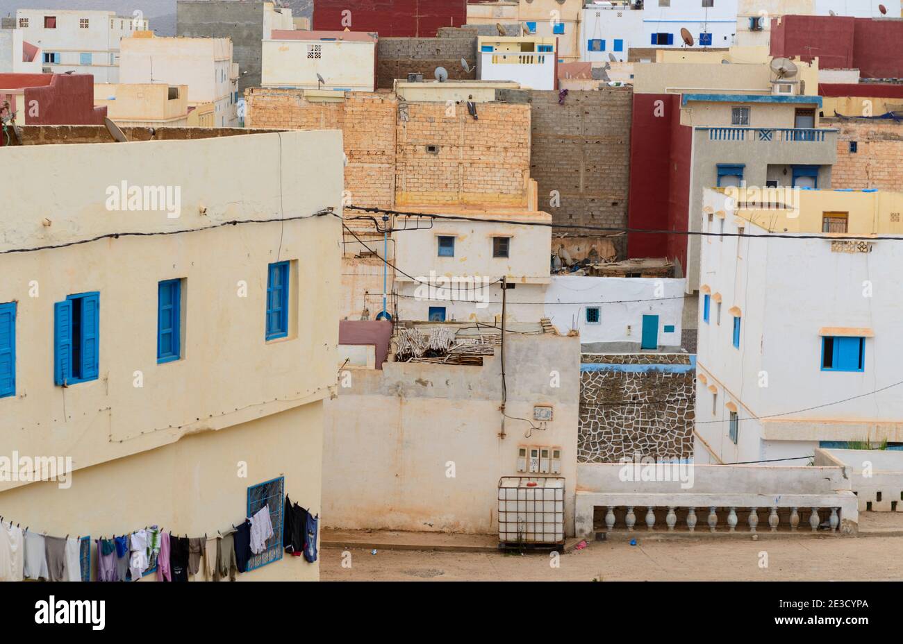 Mauern von alten und renovierten Häusern in Tiznit, Marokko. Stockfoto