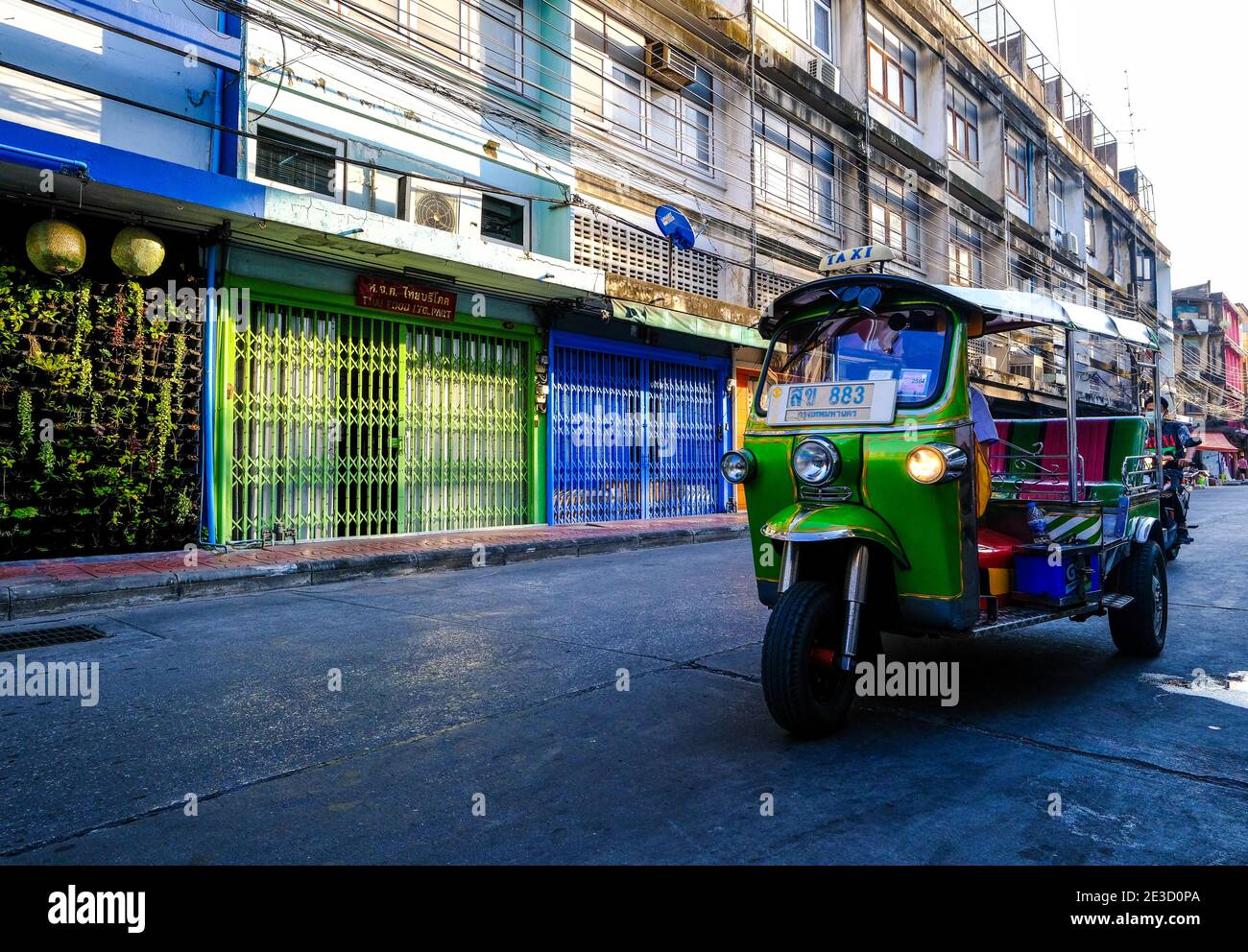 Ein Tuk Tuk fährt entlang einer Straße in der Chinatown Gegend von Bangkok, Thailand Stockfoto