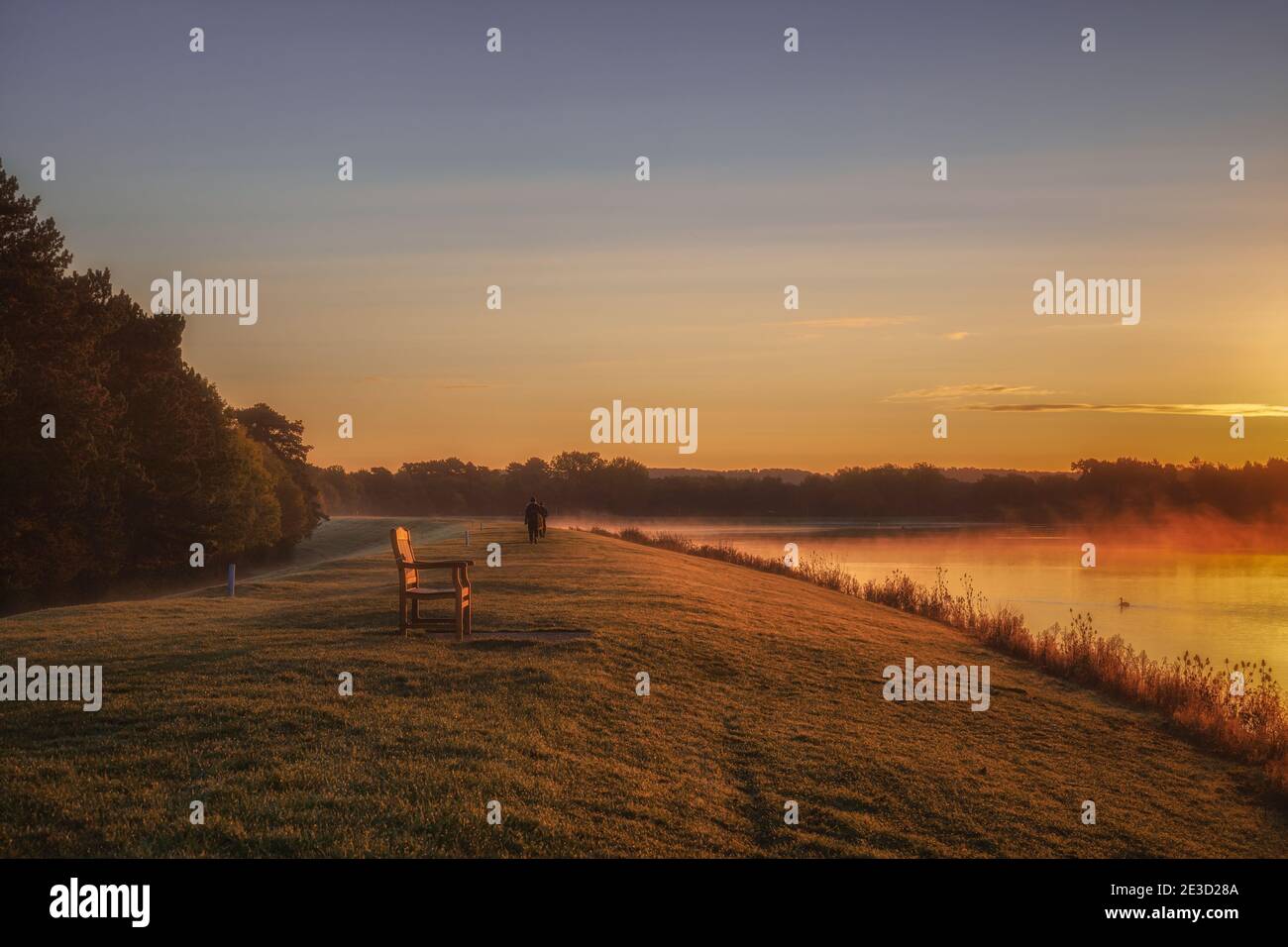 Morgennebel auf dem Shustoke Reservoir in Warwickshire Stockfoto