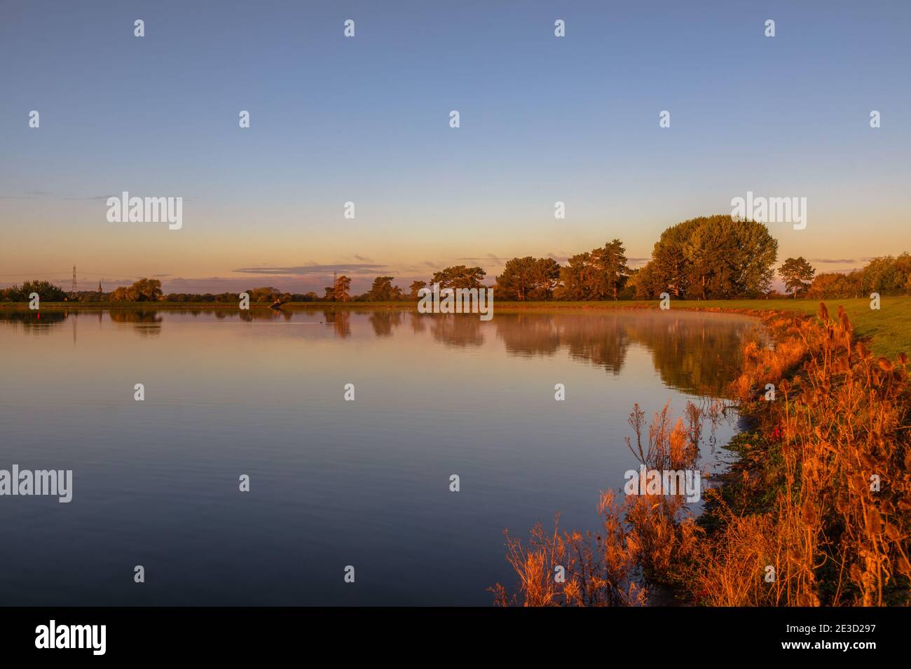 Morgennebel auf dem Shustoke Reservoir in Warwickshire Stockfoto