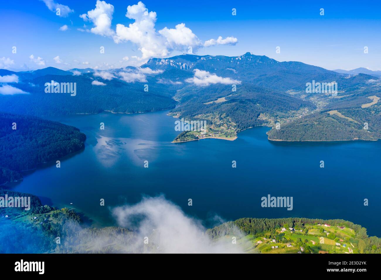 Luftlandschaft von Sommersee und grünen Berg in rumänischen Karpaten, Ceahlau Massiv, niedrige Wolken Szene Stockfoto