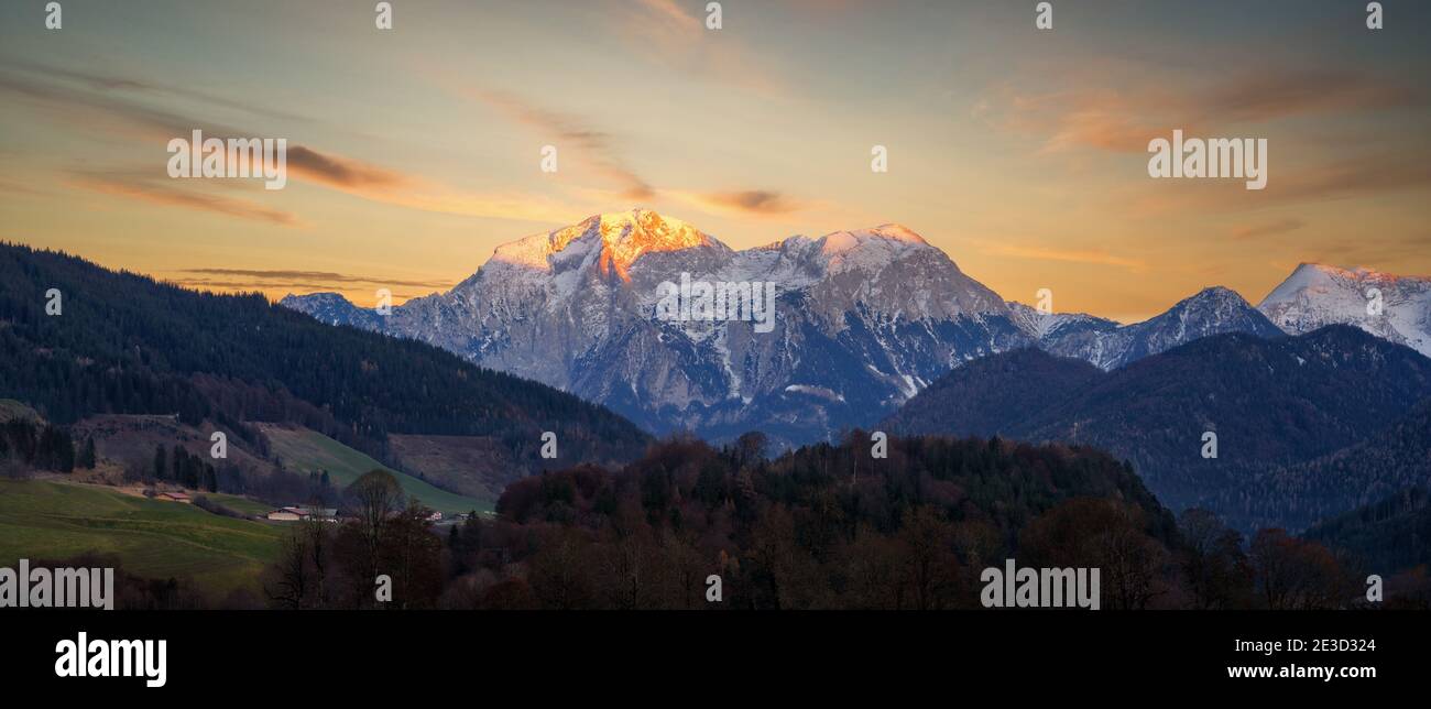 Alps Panorama und Berghof auf der linken Seite, Südbayern, Deutschland, aufgenommen im Dezember 2020, nachbearbeitet mit Belichtungsreihe Stockfoto
