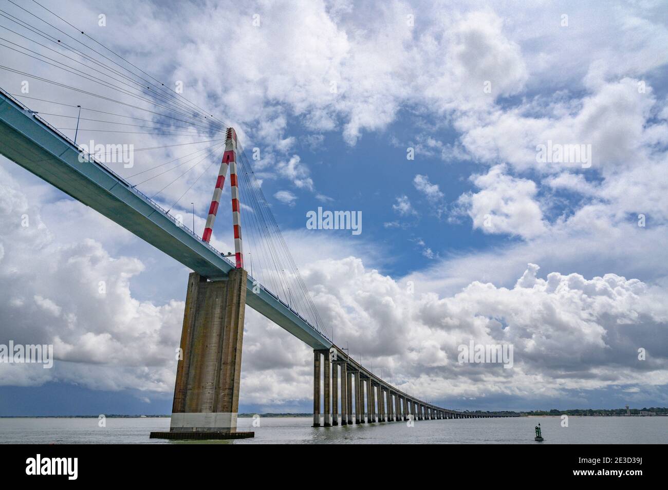 Die Saint-Nazaire-Brücke, Le Pont Saint-Nazaire, überspannt die Mündung des Flusses Loire Stockfoto