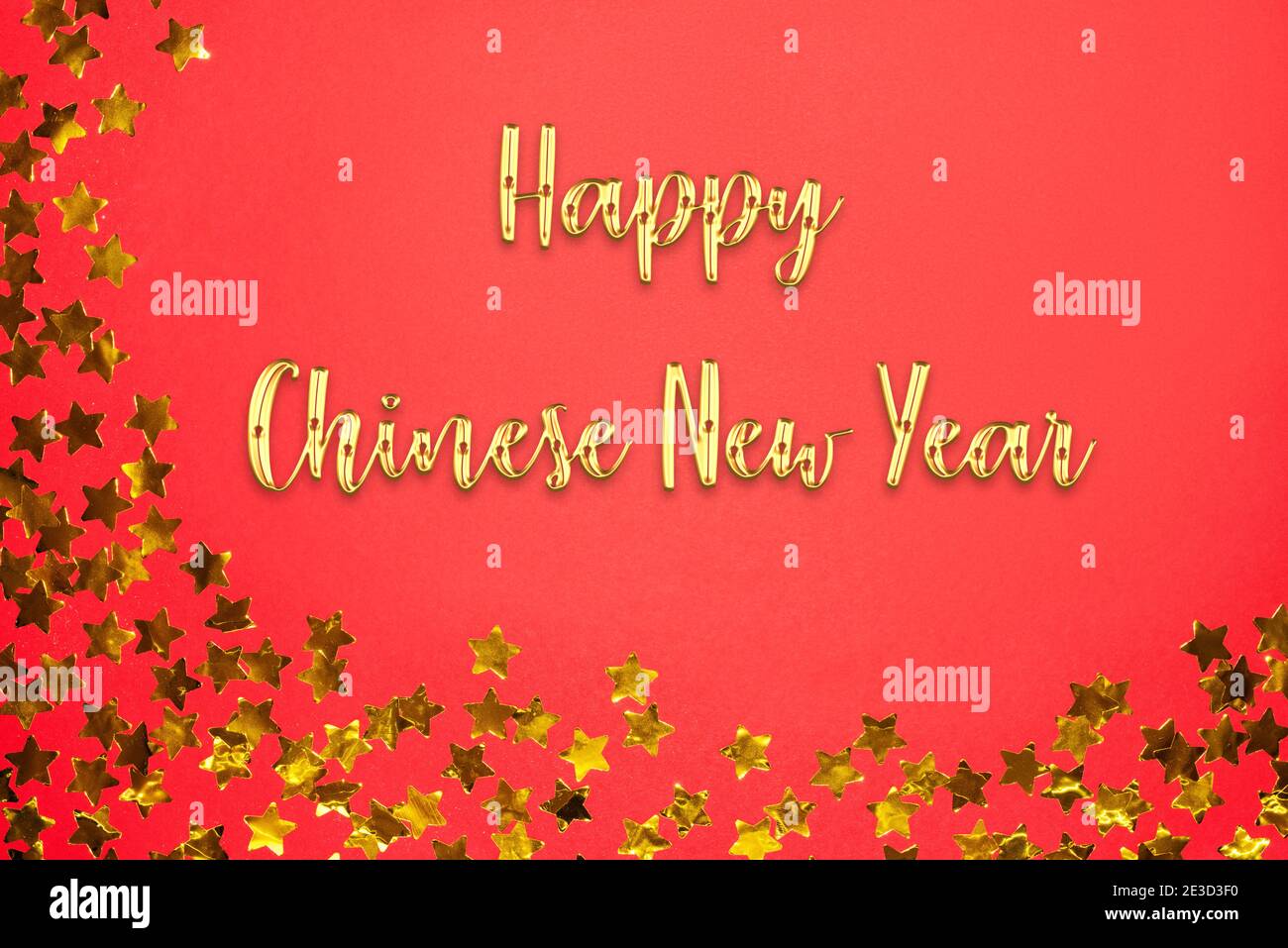 Happy Chinese New Year Text mit goldenen Stern Konfetti auf rotem Papier Hintergrund. Flache Lay-Ansicht und Draufsicht, Vorlage für Kopierraum Stockfoto