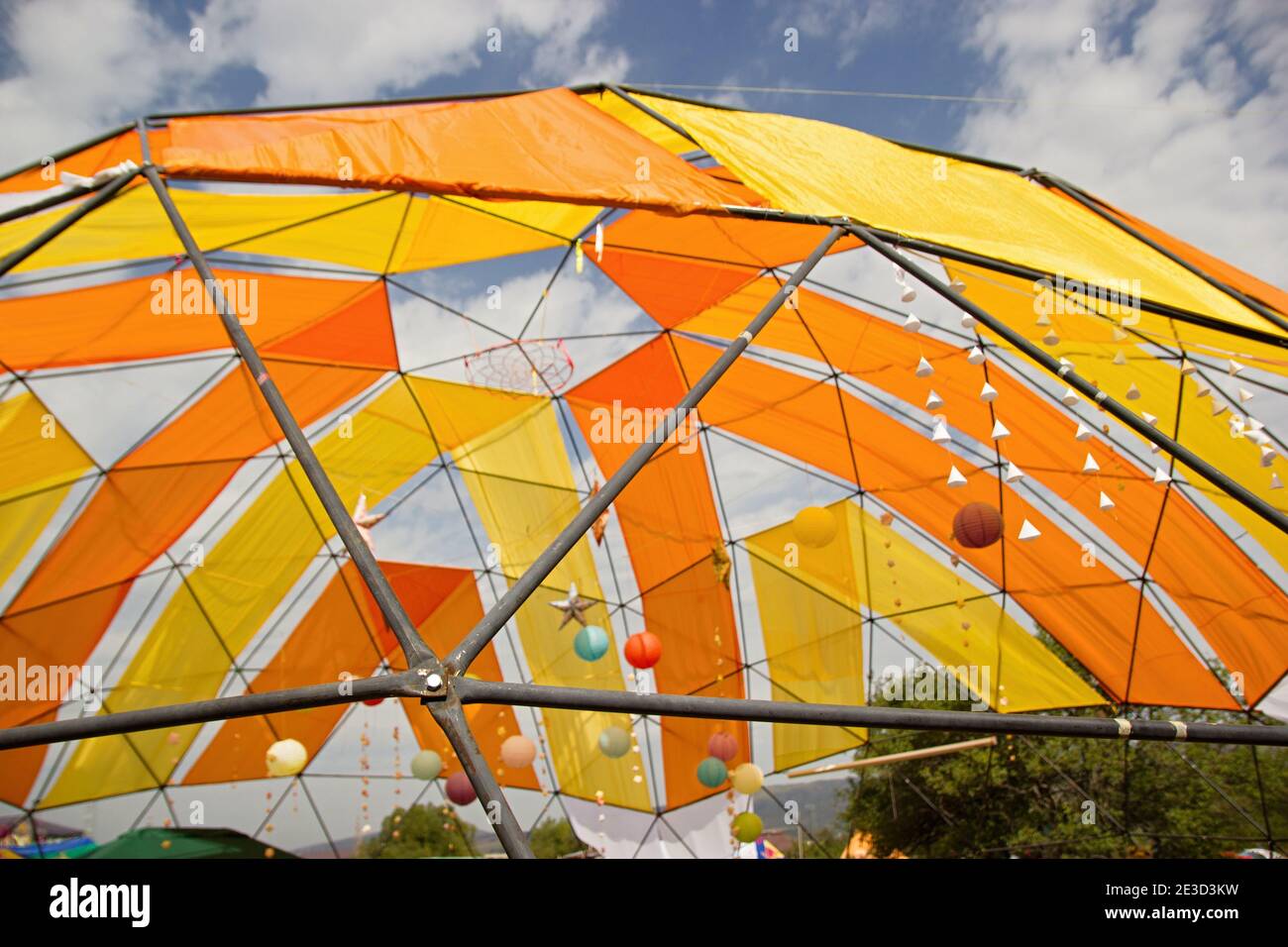 Mobile Kuppel Dekoration Design. Ein geodätisches Dome-Zelt. Eine halbkugelförmige Dünnschalenstruktur Gitterschale auf der Basis eines geodätischen Polyeders. Stockfoto