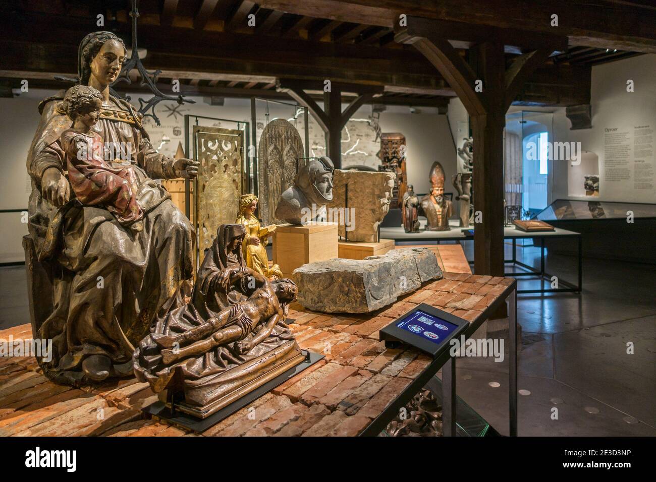 Mittelalterliche religiöse Kunst, Statuen und Skulpturen im STAM, Stadtmuseum Gent / Stadsmuseum Gent, Ostflandern, Belgien Stockfoto