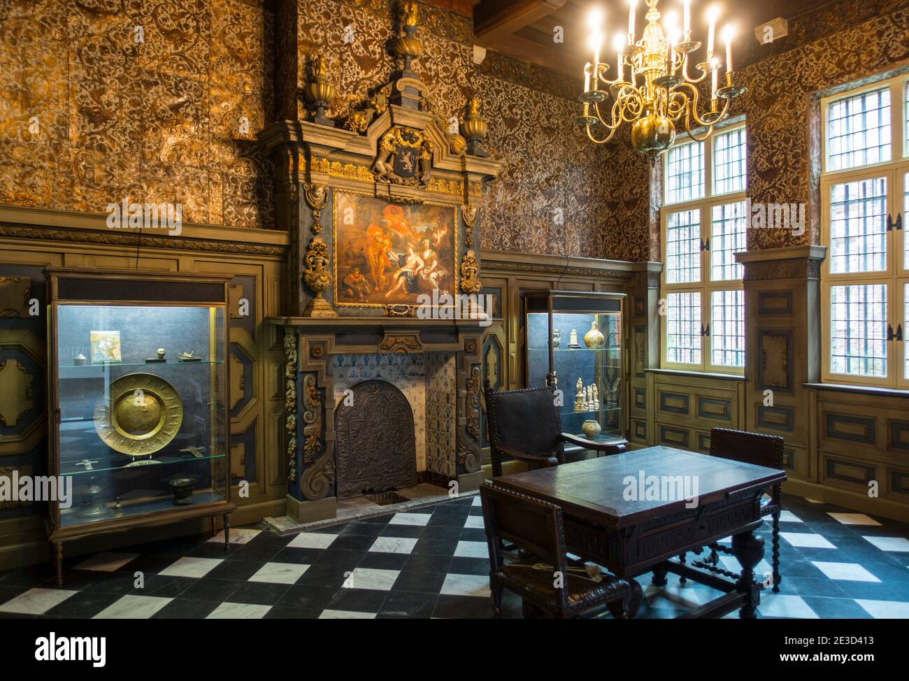 Goldene Lederbehänge und Verkleidungen der Rathausschatzkammer aus dem 17. Jahrhundert im STAM, Stadtmuseum Gent, Ostflandern, Belgien Stockfoto