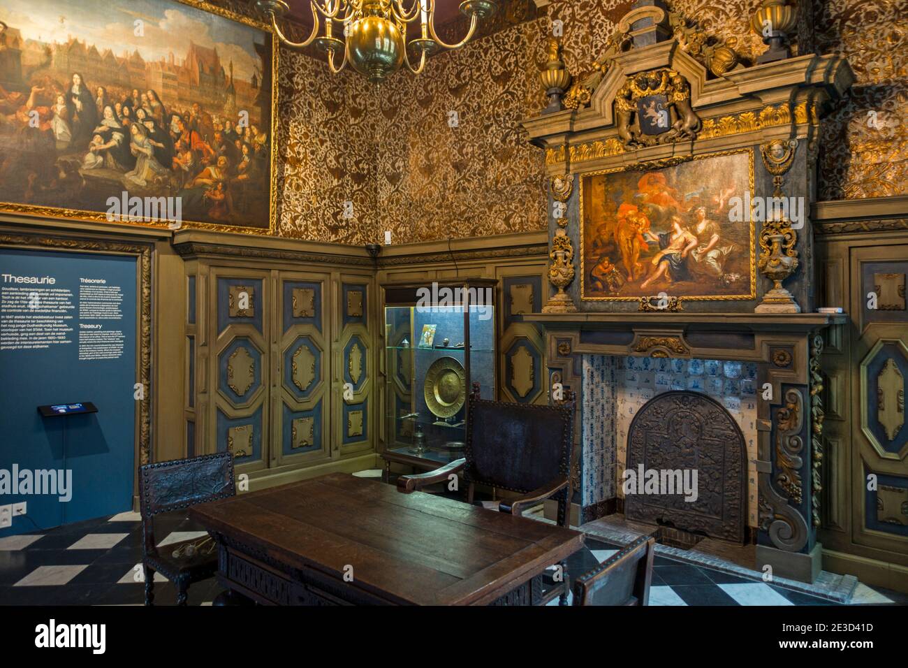 Goldene Lederbehänge und Verkleidungen der Rathausschatzkammer aus dem 17. Jahrhundert im STAM, Stadtmuseum Gent, Ostflandern, Belgien Stockfoto