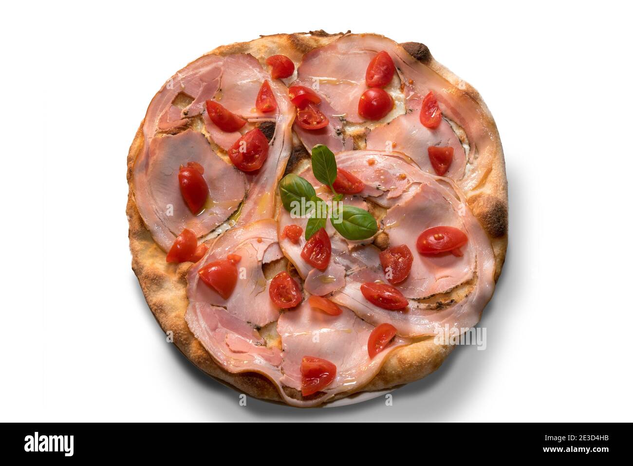 Pizza mit Schweinebraten (italienische Porchetta), Kirschtomaten und Basilikum isoliert auf weißem Hintergrund, Draufsicht, flach liegend Stockfoto