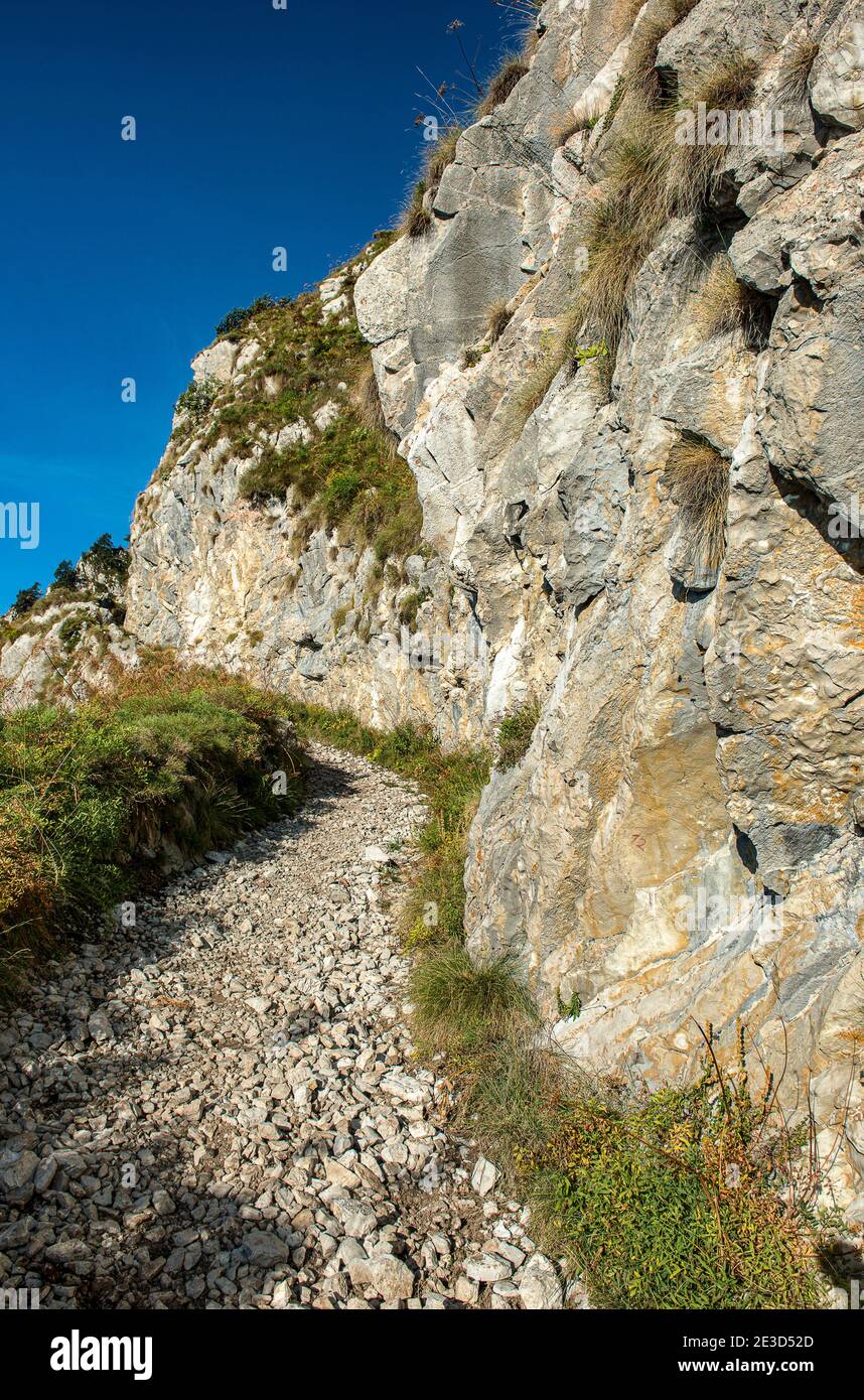 Italien Trentino - Sentiero della Pace im Val di Concei, hinter der Vies Hütte und in Richtung Cadria Hütte, steigt die Route steil und felsig an. SAT-Pfad 423 Stockfoto