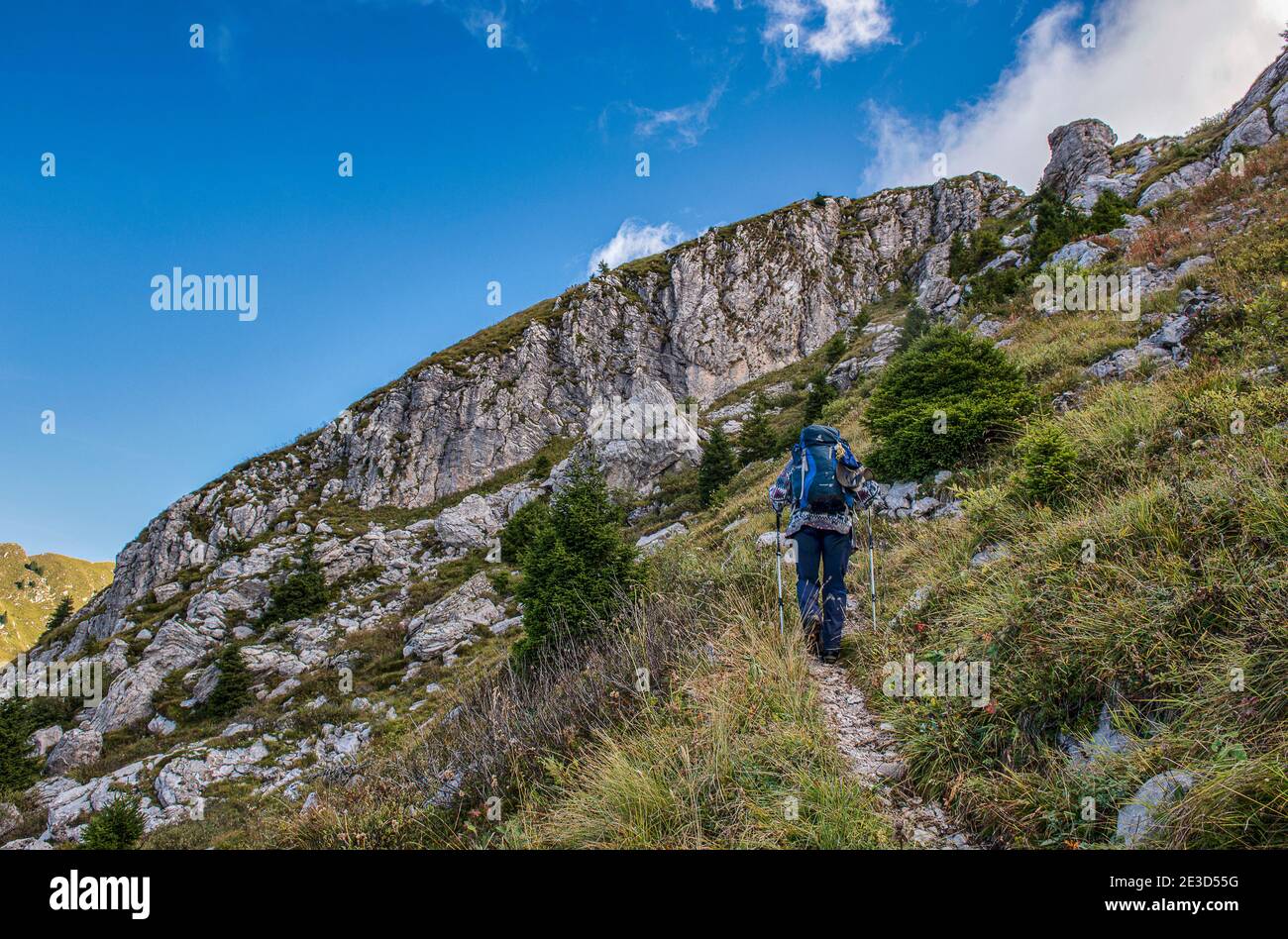 Italien Trentino - Sentiero della Pace im Val di Concei durchquert der Weg, der zum Monte Cadria führt, zahlreiche in den Fels gehauene Befestigungsanlagen aus dem Ersten Weltkrieg. Stockfoto