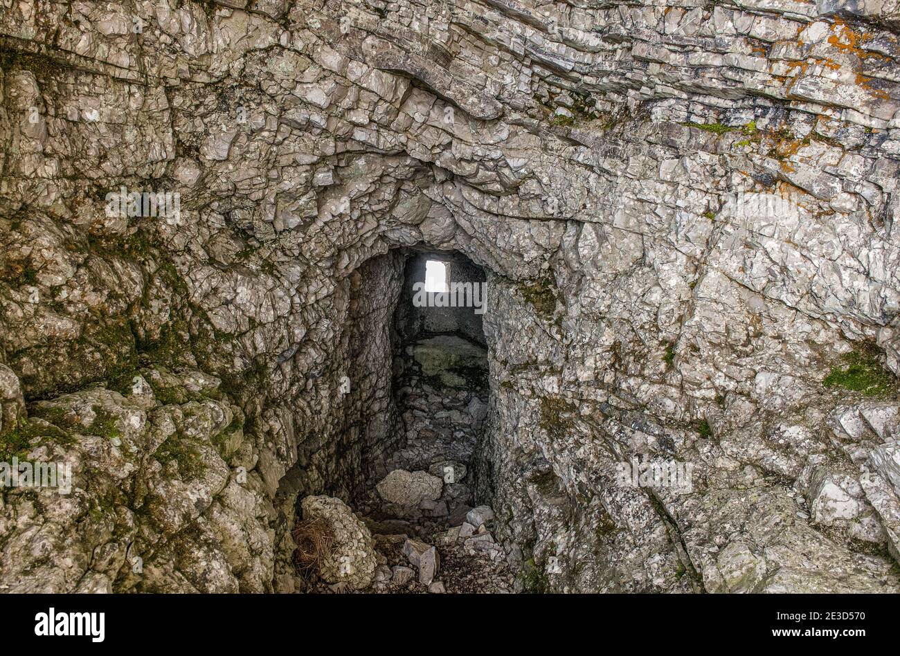 Italien Trentino - Sentiero della Pace im Val di Concei durchquert der Weg, der zum Monte Cadria führt, zahlreiche in den Fels gehauene Befestigungsanlagen aus dem Ersten Weltkrieg. Stockfoto