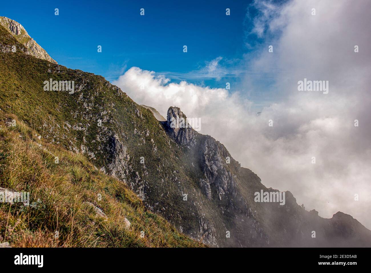 Italien Trentino - Sentiero della Pace im Val di Concei, auf dem Weg zum Monte Cadria, kann man auf beiden Seiten des Kammes einen grandiosen Panoramablick bewundern. SAT-Pfad 423. Stockfoto